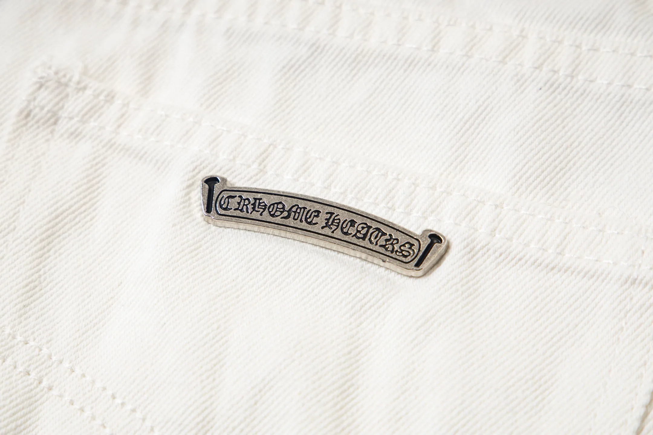 P280 💰 (Top version) Chrome Hearts White Bull King Metal Cross White Leather Heavy Industry Jeans Chrome Hearts is a brand that has always been famous for its high-end and design. The quality of these pants is unparalleled, and a pair is often hard to find at counters. It uses top-notch heavy-duty washing technology, the calf leather laser-cut cross is particularly exquisite, and the aged silver hardware adds a sense of retro and luxury. White denim fabric, paired with a cross leather design, is fashionable and individual. The straight version is also particularly slim. The style is the same for men and women, so whoever wears it will look better! The matching suggestions are as follows: Cool street style: Pair the upper body with a black short crop top, a black leather jacket, and black Martin boots. Wear a silver necklace and ring from Crowe and walk on the street to feel cool. Casual fashion style: wear a simple white cotton T-shirt inside, a loose denim jacket outside, and white sneakers. Overall casual and comfortable, suitable for daily travel and shopping. High-end outfit: Pair it with a black silk-textured shirt, tuck it into pants, and put on a pair of black leather shoes. Wear a black suit jacket to instantly enhance your temperament, and you can attend some formal occasions without any pressure. Color: White Ox King Size: 28-30-32-34 (corresponds to S-M-L-XL)